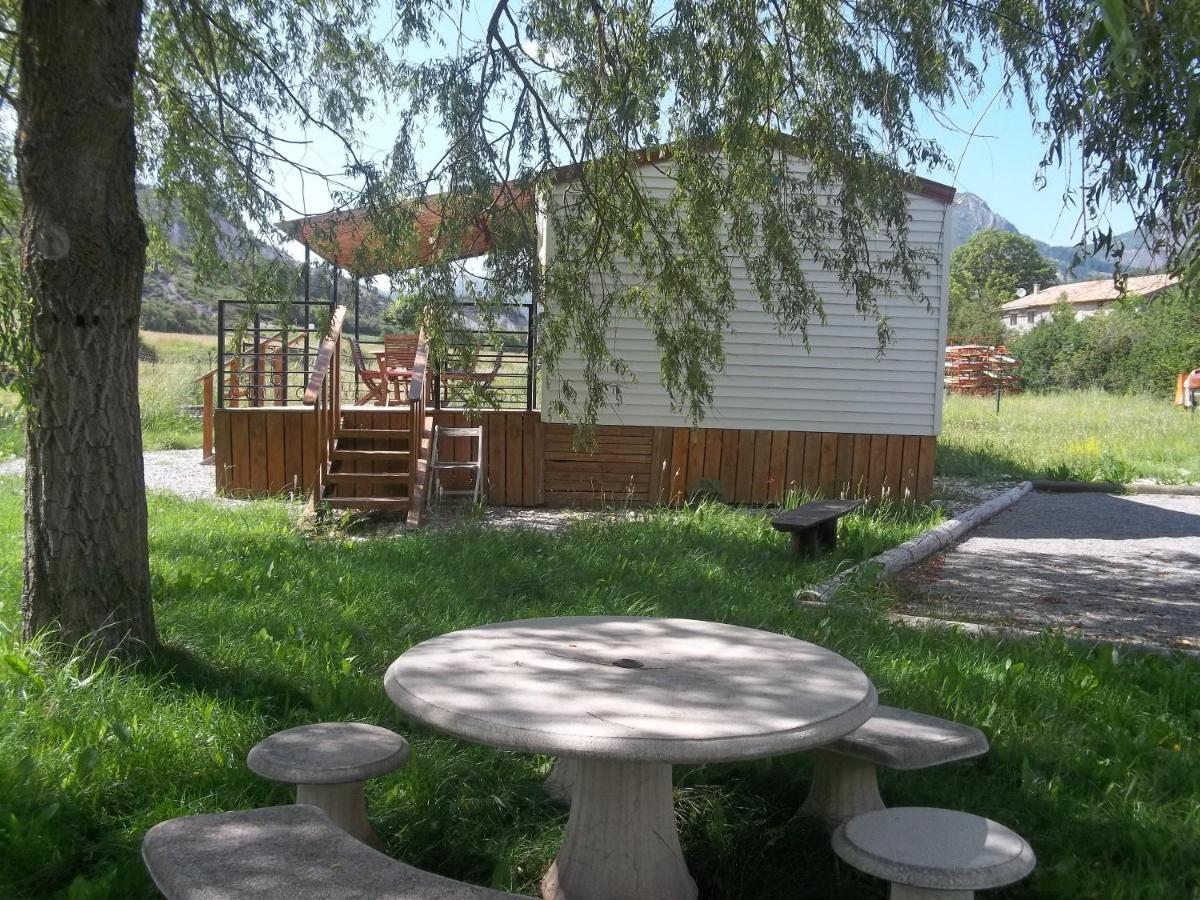 Bungalow Blieux Экстерьер фото